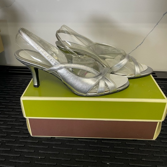 NATURALIZER Silver Metallic Comfort Summer Heels Sz 6.5 Dressy Kadie Prissy - Picture 11 of 14